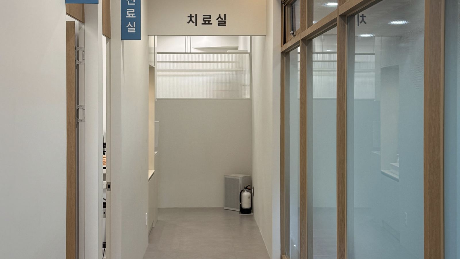 진료실과 치료실로 이어지는 원내 복도