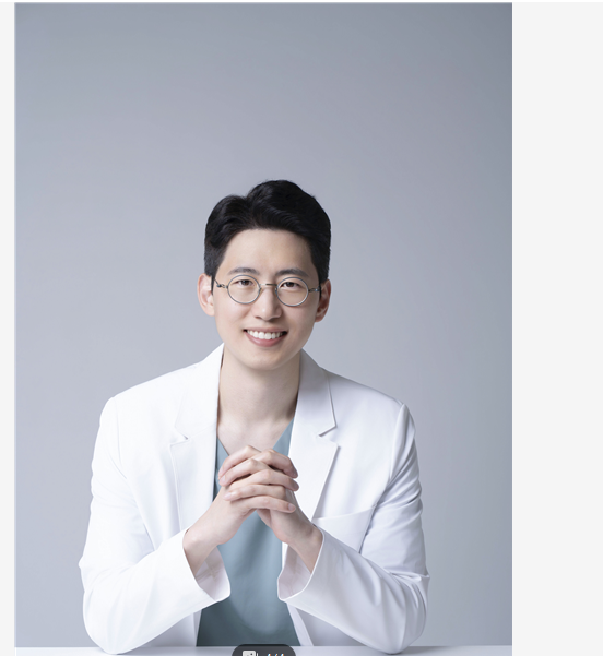 두 손을 모으고 앉아 미소 짓는 김종수 대표원장